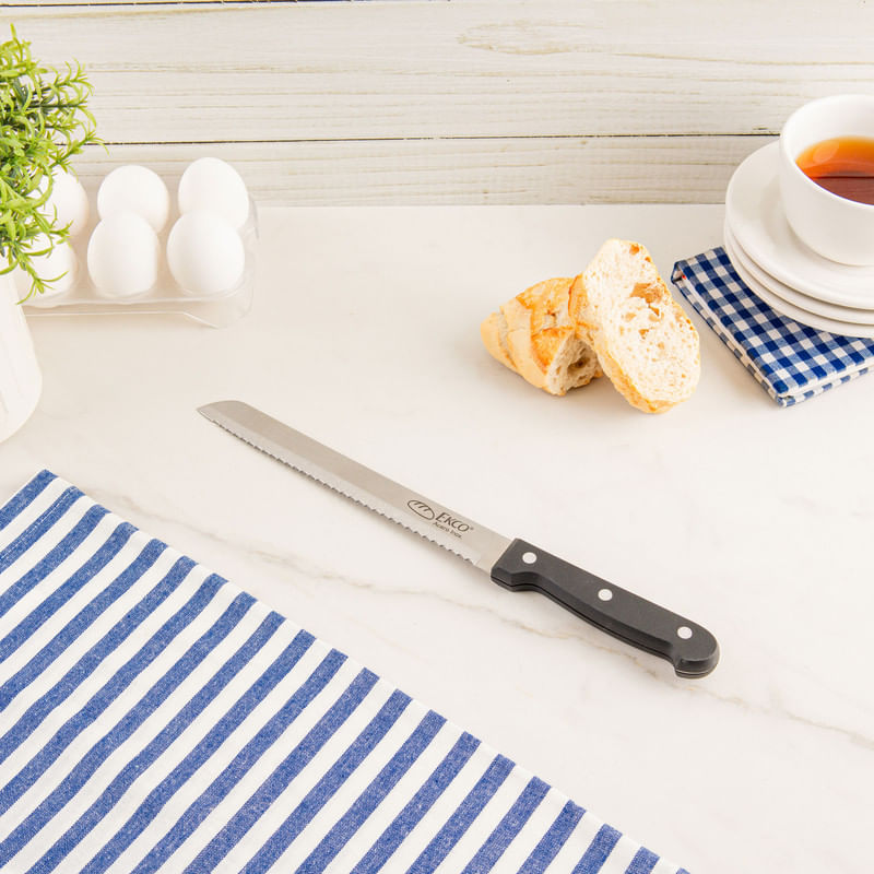 Pan y cuchillo sobre una tabla para cortar