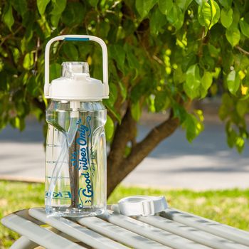 Botella para Agua Ekco de 1.3 L Color Blanco con Asa