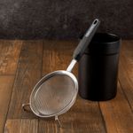 60000356-colador-vasconia-esencial-de-14-cm-con-malla-de-acero-2.jpg