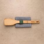 60001413-volteador-de-cocina-ekcologica-hecha-de-bambu-con-reposador-4.jpg